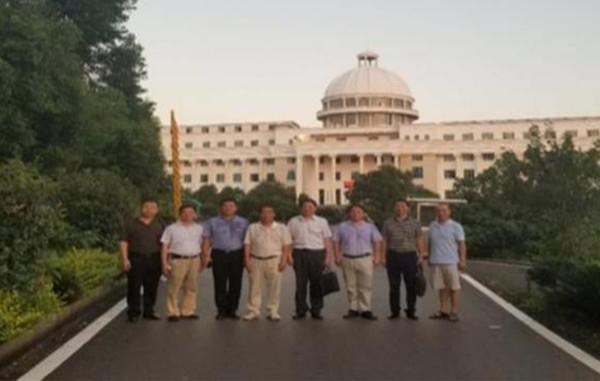 3.刘福生董事长陪同满国金副理事长一行在学校实验大楼进行实地考察_副本.jpg