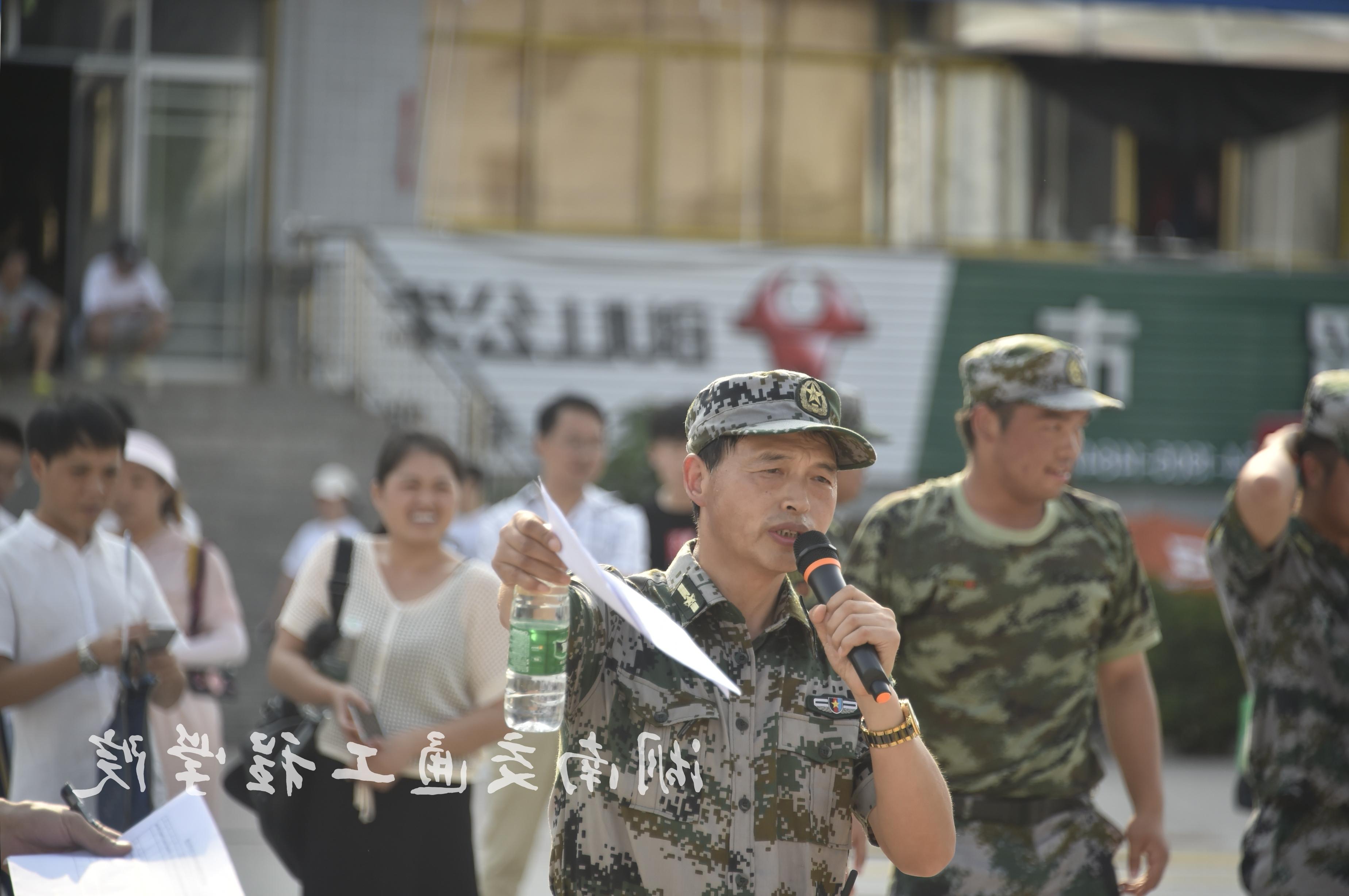 军训总指挥长黄名文副校长亲临赛场.JPG
