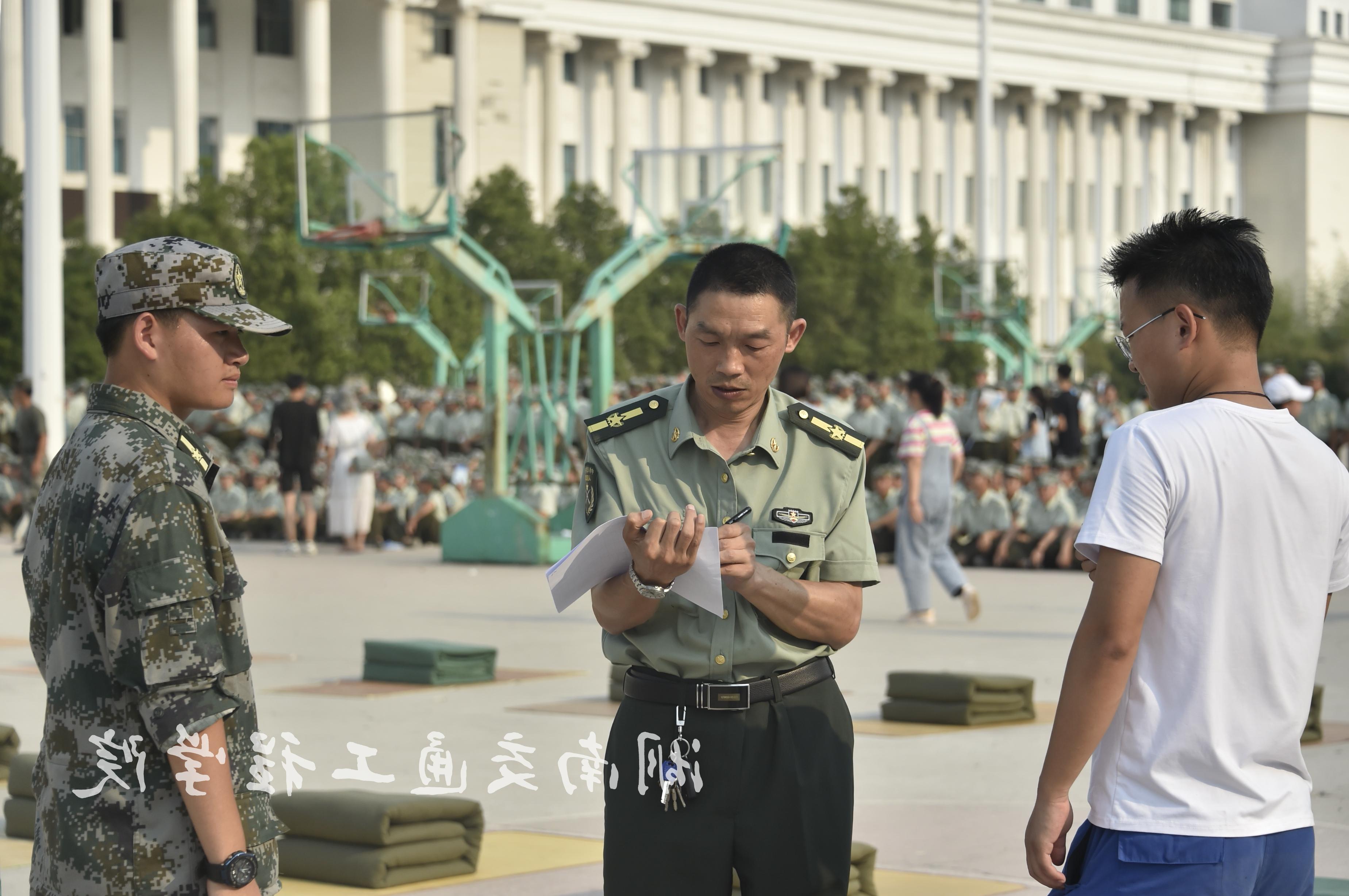 认真评比的裁判.JPG