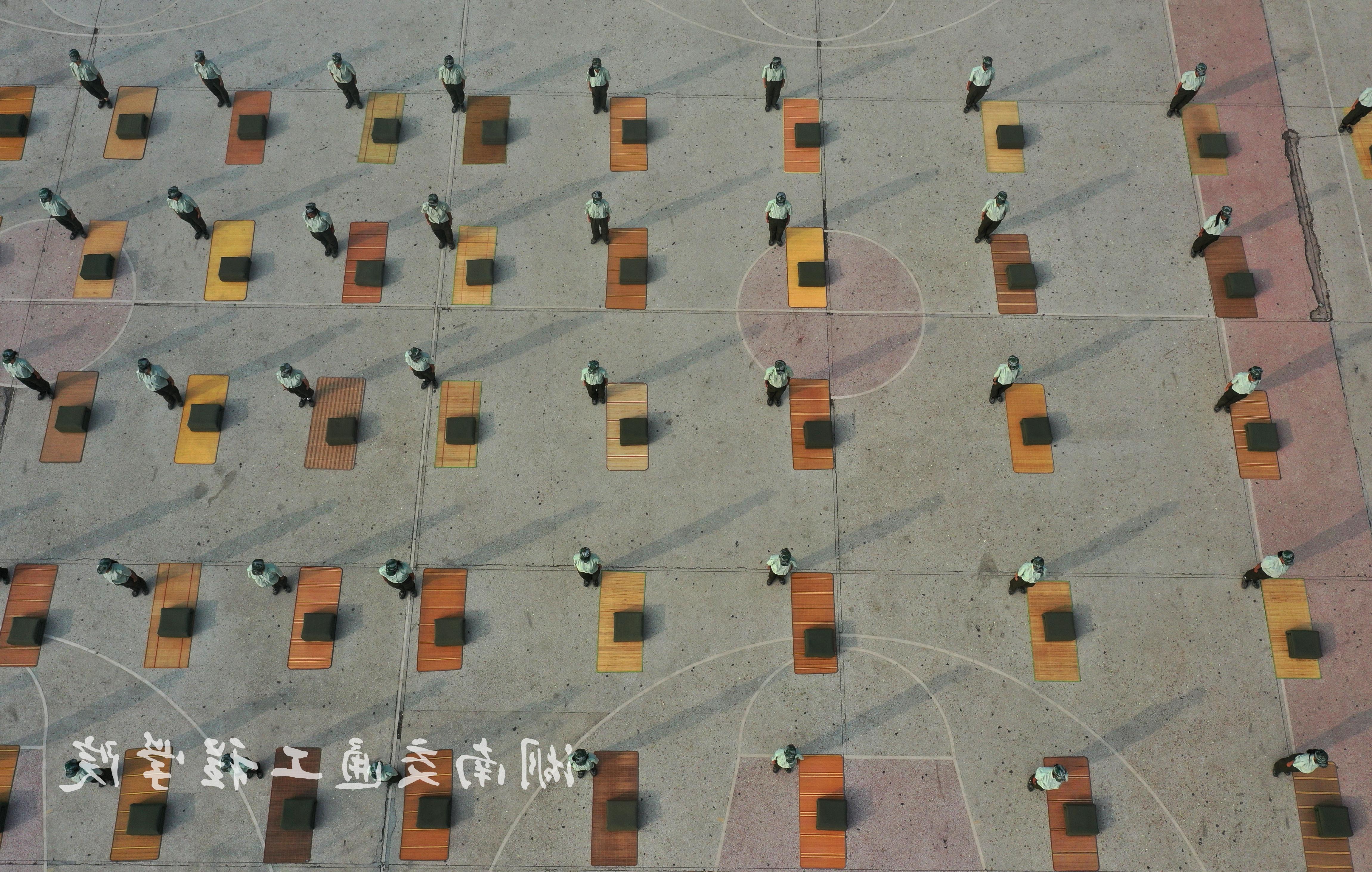 9月15日，在湖南省衡阳市台湾裸聊球场，学校2019级新生在进行叠被子比赛。 (3).JPG