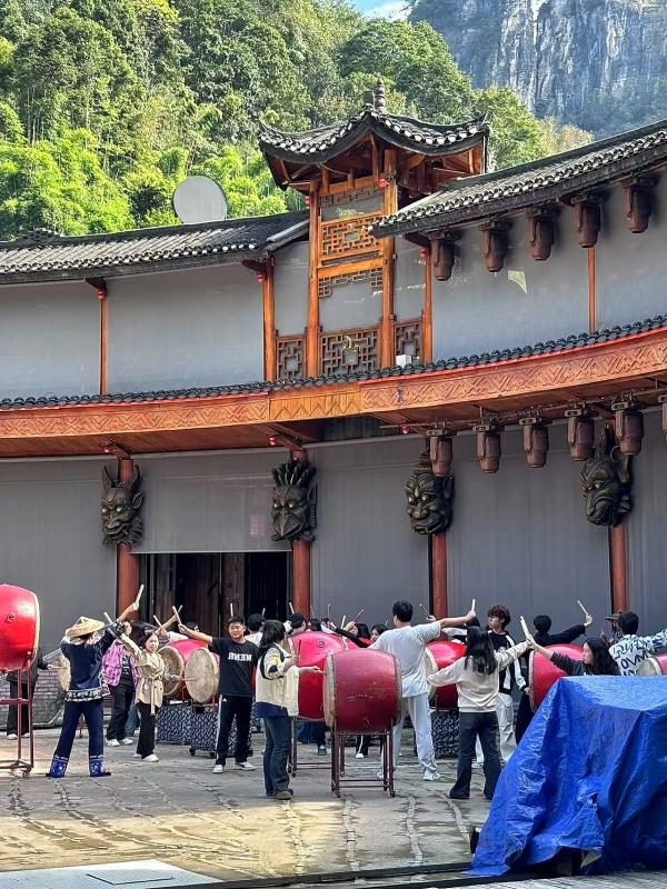 【裸聊直播】我校音乐专业368名师生走进湘西德夯苗寨采风