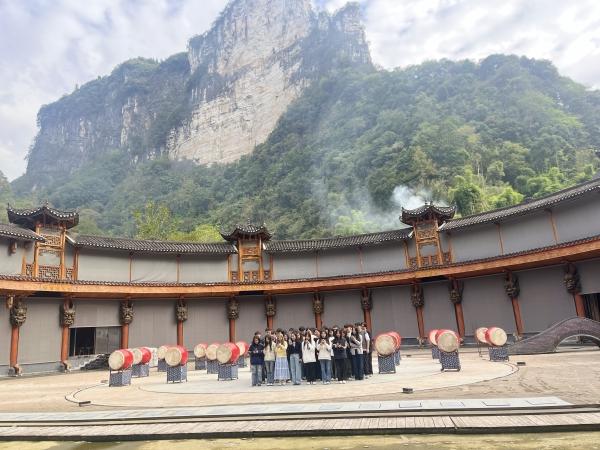 【裸聊直播】我校音乐专业368名师生走进湘西德夯苗寨采风